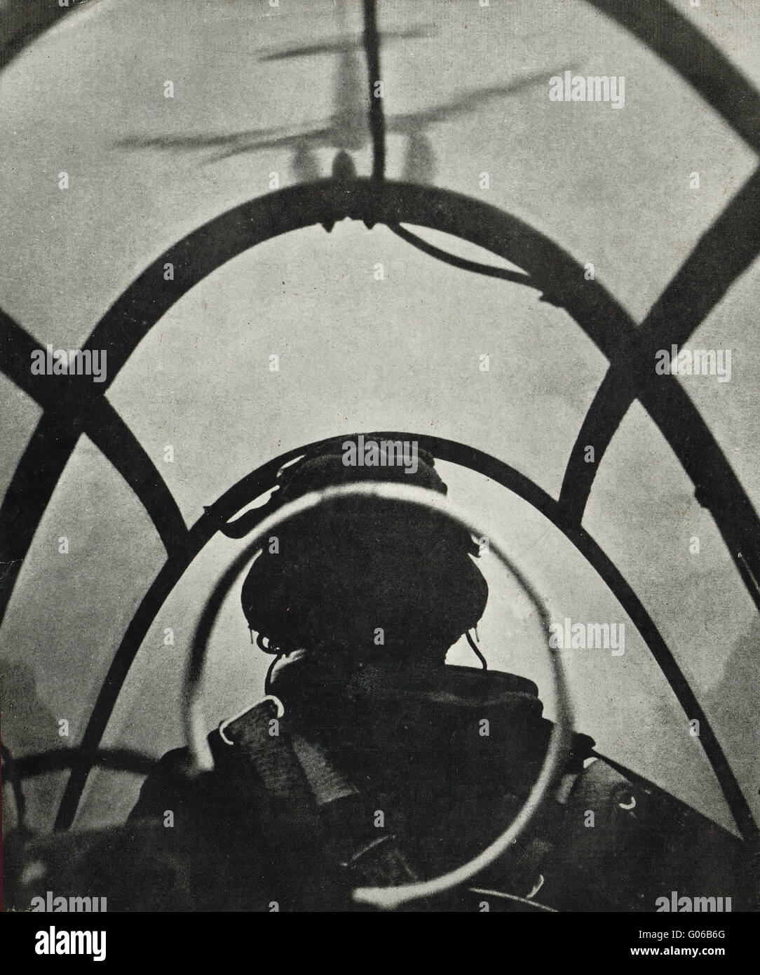 2. Weltkrieg Pilot fliegenden Flugzeug auf Patrouille 1944 Stockfoto