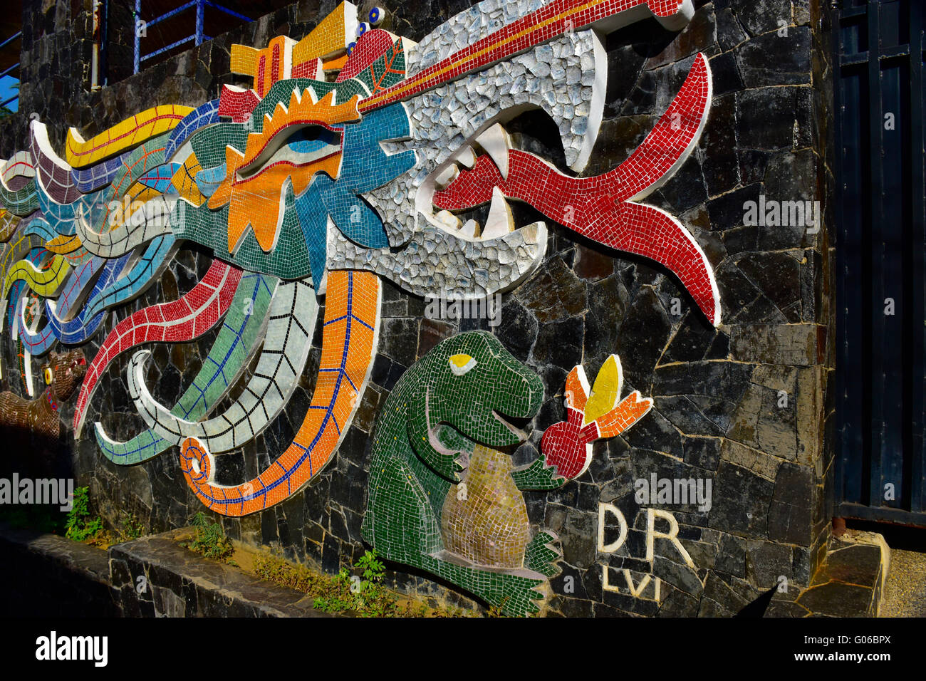 Diego Rivera entwarf ein gefliestes Mosaik-Wandbild (Ehecatl-Calle) einer gefiederten Schlange vor dem Dolores Olmedo-Haus, einem alten Teil von Acapulco, Mexiko. Stockfoto