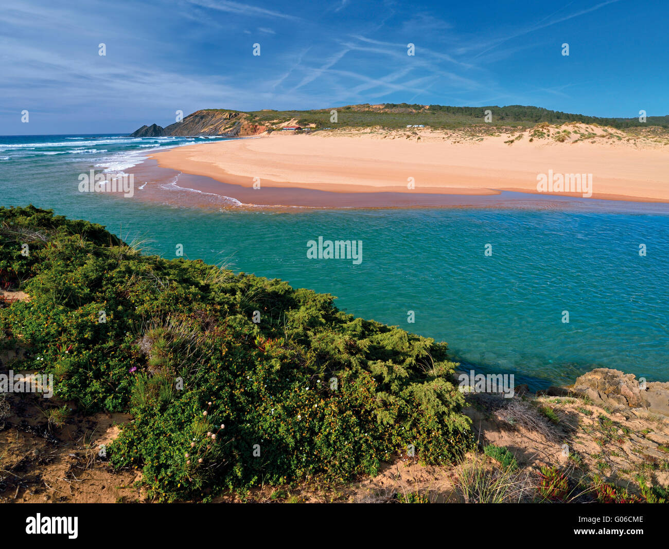 Portugal, Alarve: Blick auf grüne Flussmündung mit Sandstrand und Küstenvegetation am Strand Amoreira Stockfoto