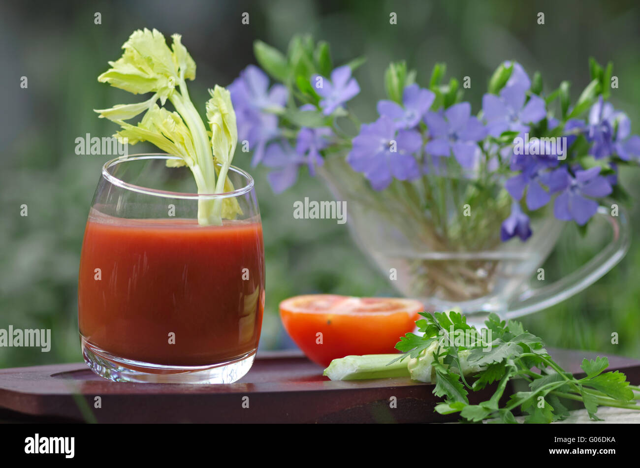 Tomatensaft, auf einem Ständer im Garten Stockfoto