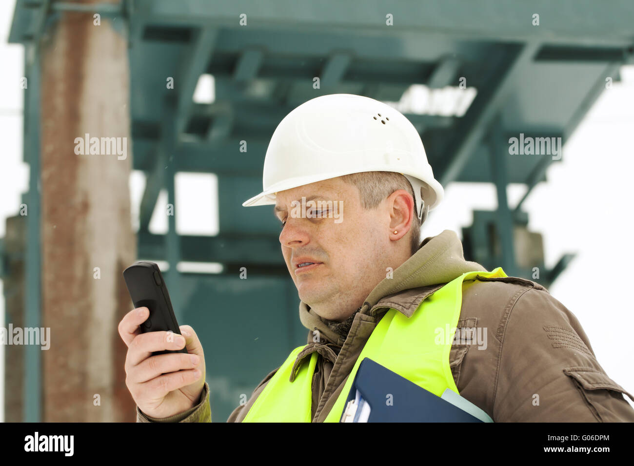 Ingenieur mit Handy auf einen Transformator Hinterg Stockfoto