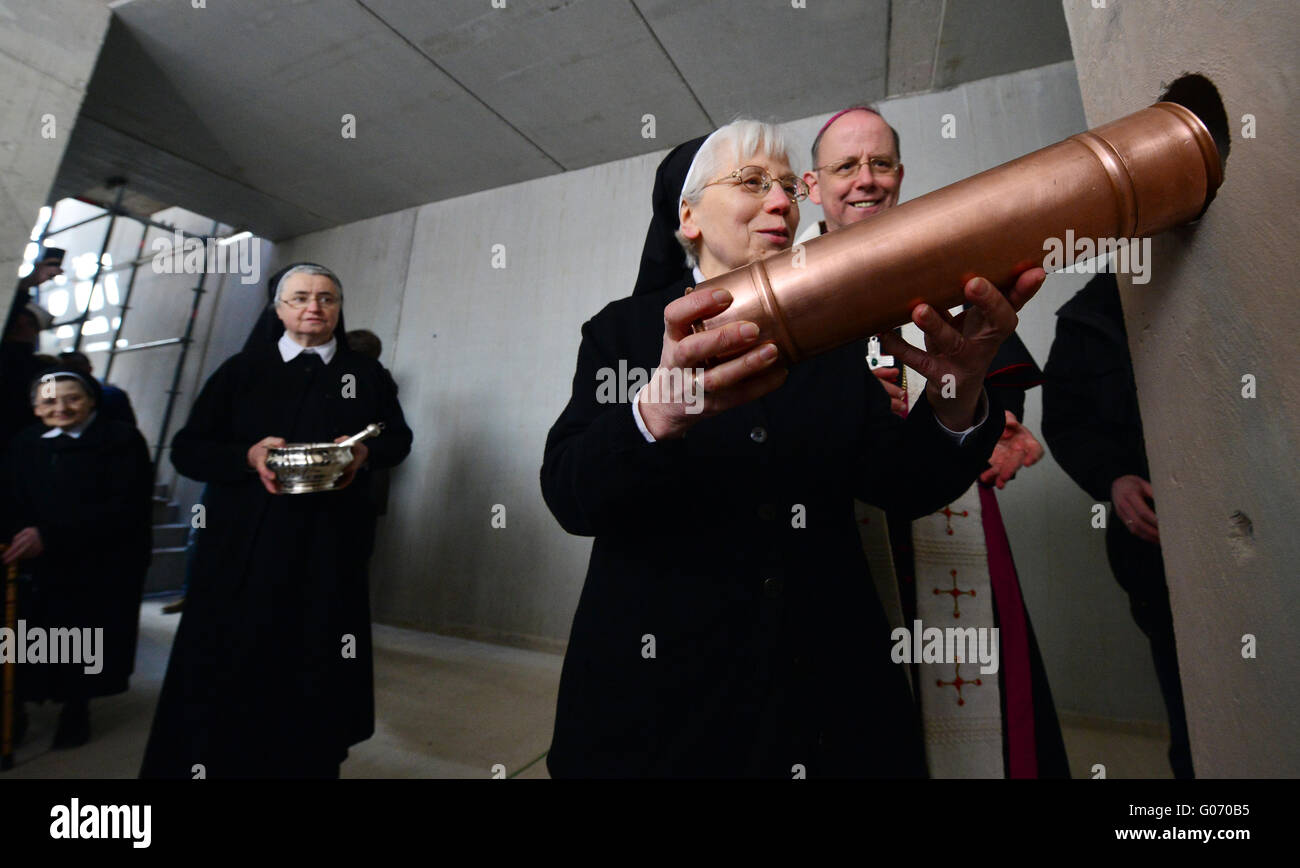 Die Mutter Oberin der Ursulinen Abtei, Sister Angela (C), versinkt der Wand während der Spatenstich für das neue Kloster Gebäude neben Bishop Ulrich Neymeyr (R) und anderen Nonnen in Erfurt, Deutschland, 29. April 2016 eine Metall-Kapsel. Der Neubau steht neben der alten Abtei der Ursulinen, die war zu groß und unbequem für die im Alter von neun Nonnen. Das Bistum Erfurt investiert rund 2,5 Millionen Euro für den Abriss der Vorgängerbau, Neubau, Außenanlagen, die Fassade der Abtei und archäologischen Ausgrabungen. Ursulinen lebe seit 1667 in Erfurt. Foto: Stockfoto