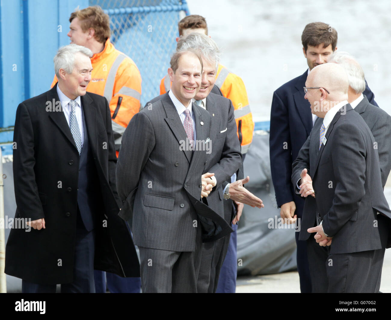 Ryde, Isle Of Wight, UK. 29. April 2016. HRH The Earl of Wessex besucht Hovertravel, die weltweit einzige Hovercraft Passagierservice, um aus erster Hand sehen, die Macht der Unterschied der Duke of Edinburgh Award (DofE) für junge Menschen und Gemeinschaften auf der Isle Of Wight.    Die Nächstenliebe feiert ihr Diamant-Jubiläum in diesem Jahr haben dazu beigetragen, um die Leben von Millionen junger Menschen in Großbritannien und auf der ganzen Welt zu verwandeln, seit der Gründung im Jahr 1956. Bildnachweis: Uknip/Alamy Live-Nachrichten Stockfoto