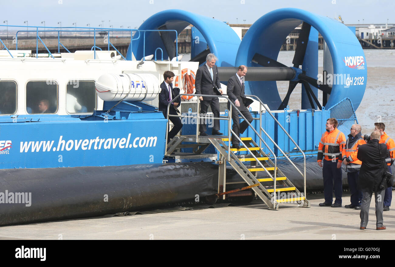 Ryde, Isle Of Wight, UK. 29. April 2016. HRH The Earl of Wessex besucht Hovertravel, die weltweit einzige Hovercraft Passagierservice, um aus erster Hand sehen, die Macht der Unterschied der Duke of Edinburgh Award (DofE) für junge Menschen und Gemeinschaften auf der Isle Of Wight.    Die Nächstenliebe feiert ihr Diamant-Jubiläum in diesem Jahr haben dazu beigetragen, um die Leben von Millionen junger Menschen in Großbritannien und auf der ganzen Welt zu verwandeln, seit der Gründung im Jahr 1956. Bildnachweis: Uknip/Alamy Live-Nachrichten Stockfoto