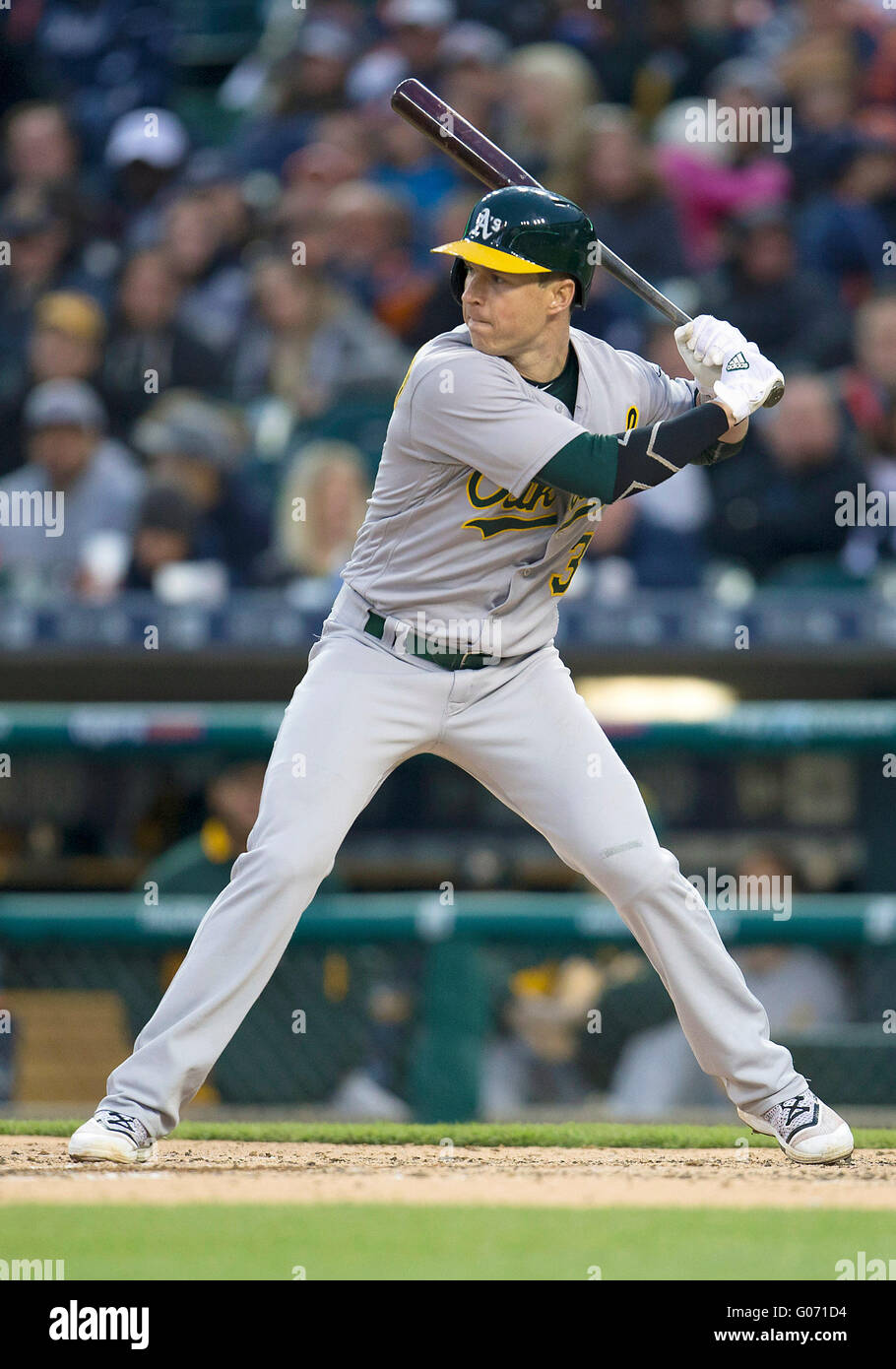 Detroit, Michigan, USA. 27. April 2016. Oakland Athletics Outfielder Chris Coghlan (3) at bat während MLB Spielaktion zwischen Oakland Athletik und die Detroit Tigers im Comerica Park in Detroit, Michigan. Die Tiger besiegte die Leichtathletik 9-4. John Mersits/CSM/Alamy Live-Nachrichten Stockfoto