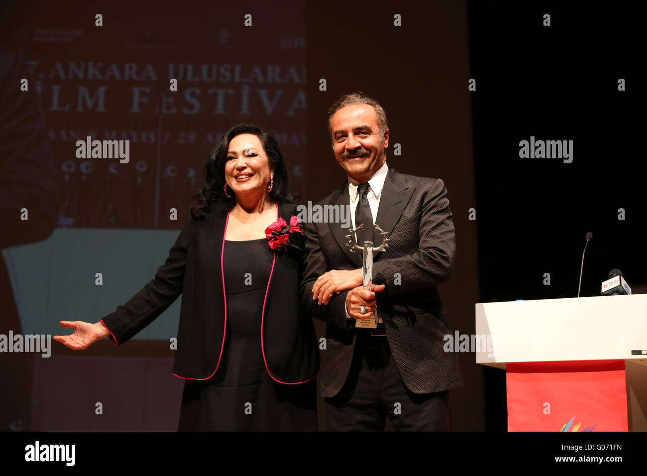 (160429)--ANKARA, 29. April 2016 (Xinhua)--türkische Schauspielerin Turkan Soray und Schauspieler Menderes Samancilar Teilnahme an der Eröffnungsfeier des 27. Ankara International Film Festival in Ankara, Türkei, 28. April 2016. Mehr als 380 Filme aus der Türkei und der ganzen Welt werden in den folgenden zehn Tagen gezeigt. (Xinhua/Shi Chun) Stockfoto