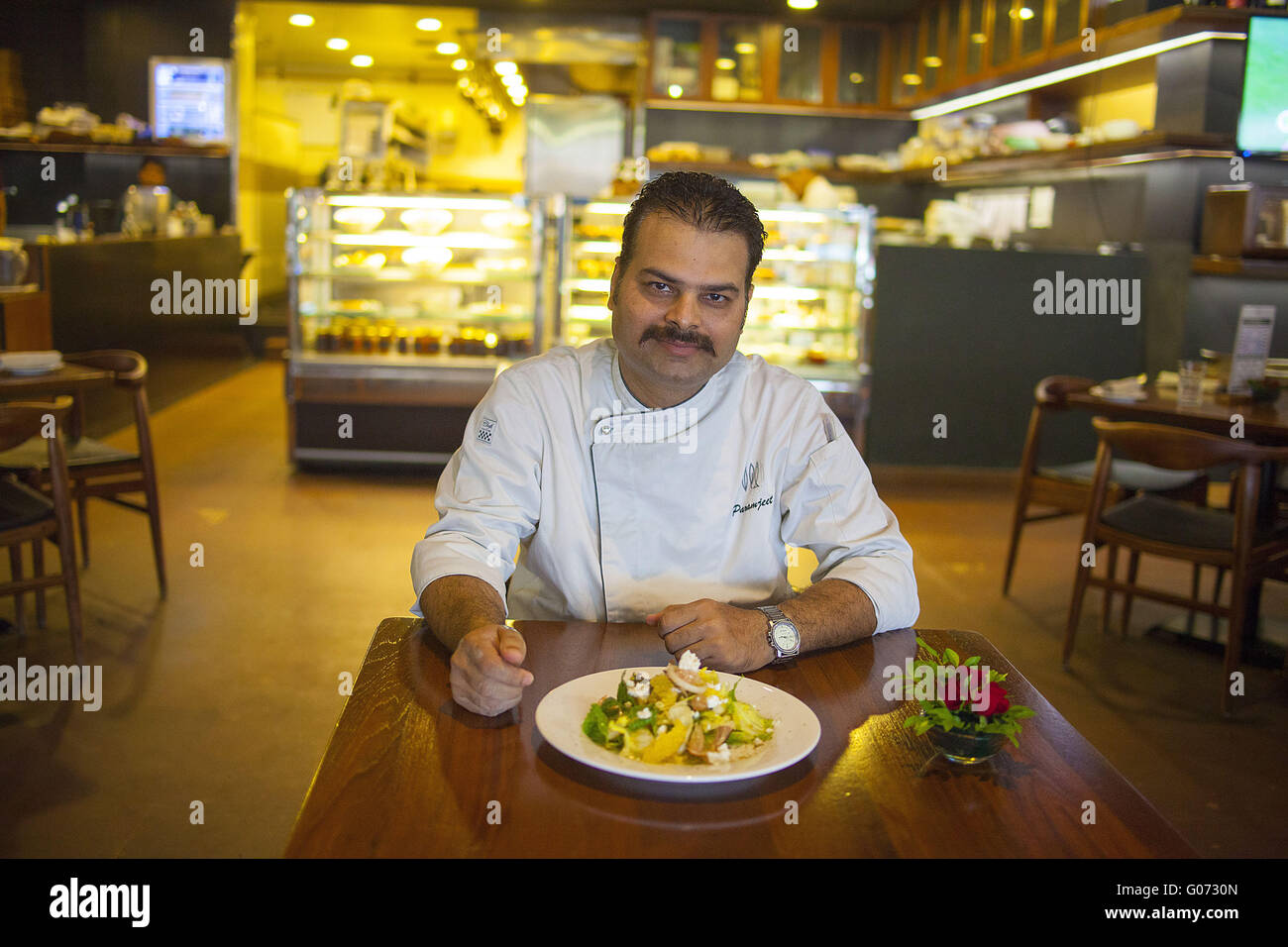 19. April 2016 - Mumbai, Maharashtra, Indien - 19. April 2016 - Mumbai - Indien... Küchenchef Paramjeet Singh bereitet das Indigo Restaurant Inorbit Mall in Mumbai... Die Restaurant-Szene in Indien entwickelt sich rasch. Neue Restaurants eröffnen ständig, wie Unternehmen versuchen, die CountryÃ•s nutzen steigenden Wohlstand und eine aufkeimende junge und besser reiste Bevölkerung. Indien wurde lange von No-Name Restaurants dominiert vor allem nördlich Inder und südindische Speisen. Aber es gibt ein immer größer werdende Appetit für die namhaften Ketten und internationale und heimische Cafés und hippe lockere d Stockfoto