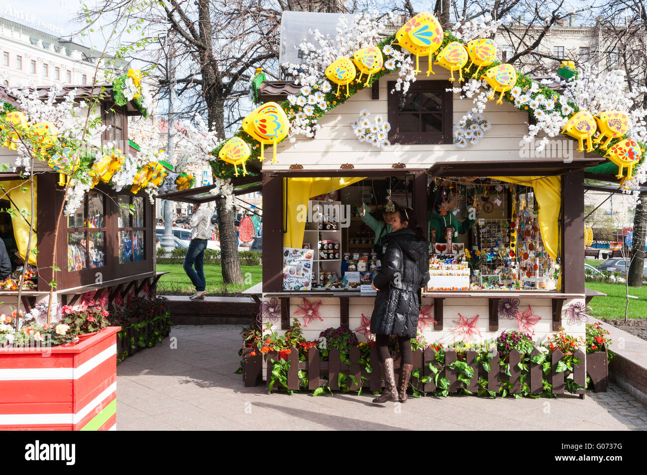 Russland, Moskau Frühlingsfest ist am 29. April 2016 im Gange. Das Festival ist verbunden mit einer Reihe von russische Feiertage: Russisch-orthodoxe Osterfest und Arbeiter Tag, der am 1. Mai gefeiert werden sollen und Tag des Sieges, 9. Mai. Nicht identifizierte, unkenntlich junge Frau kauft einige Snack auf dekorierten Puschkin Platz. Bildnachweis: Alex Bilder/Alamy Live-Nachrichten Stockfoto