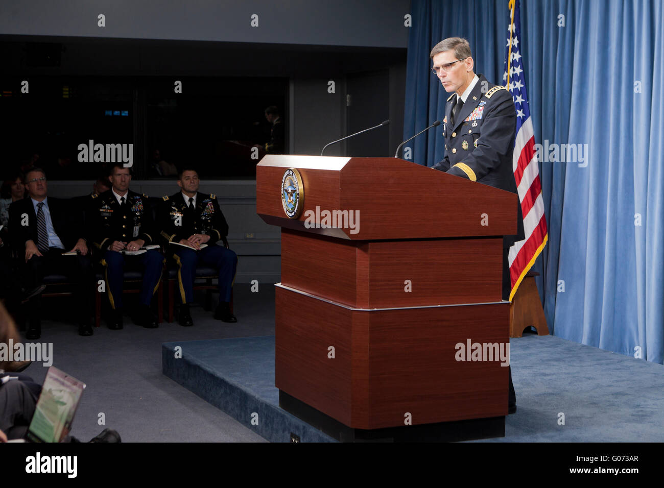 Washington, DC, USA. 29. April 2016. Armee-General Joseph L. Votel, Leiter des US Central Command, berichtet, dass das Verteidigungsministerium nahm disziplinarische Maßnahmen gegen 16 seiner Service-Mitglieder über einen tödlichen Luftangriff auf ein Krankenhaus in Kunduz, Afghanistan im Jahr 2015, sondern, dass die Katastrophe nicht zu "Kriegsverbrechen", wegen des Mangels an Absicht. Bildnachweis: B Christopher/Alamy Live-Nachrichten Stockfoto