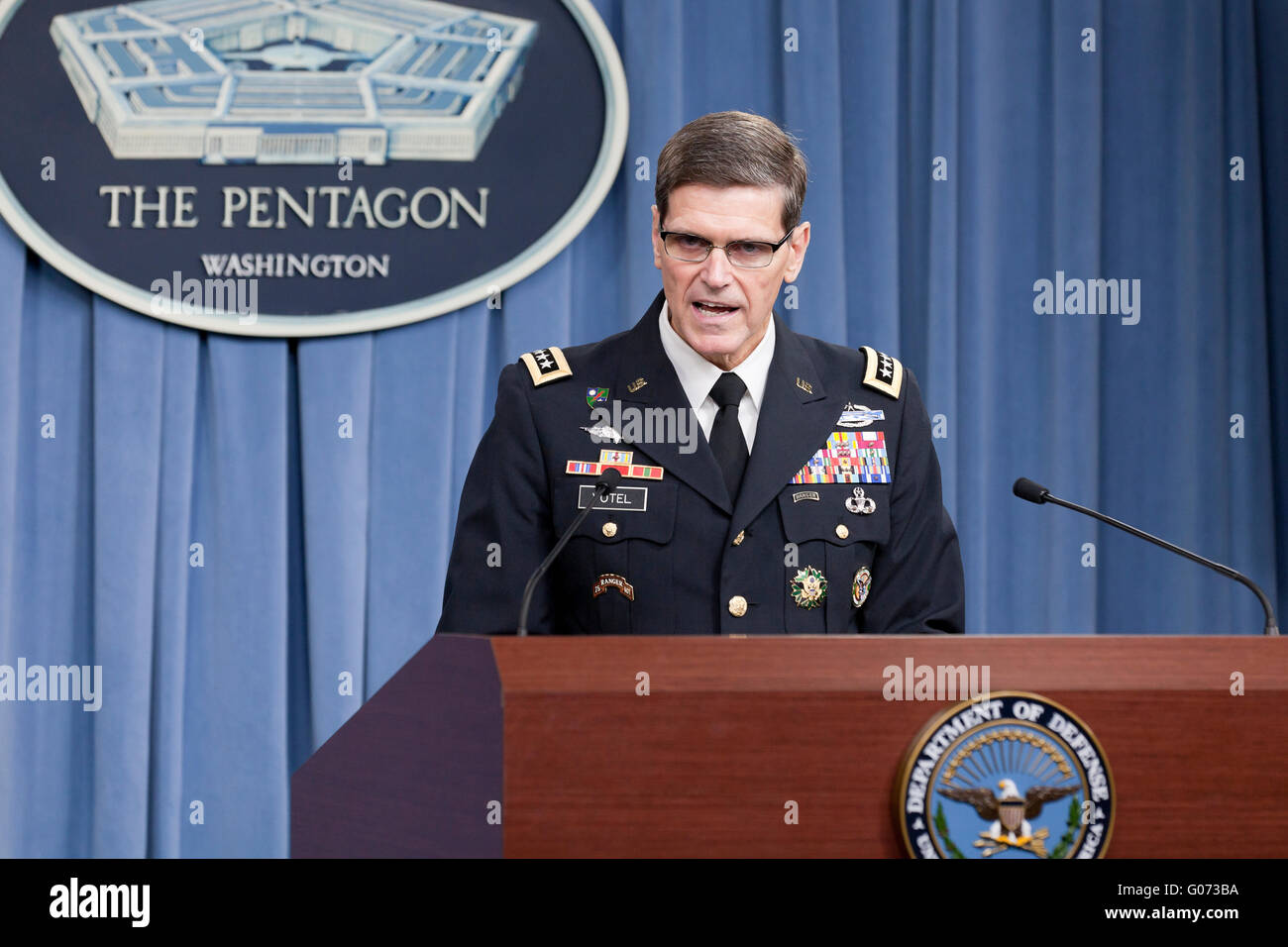 Washington, DC, USA. 29. April 2016. Armee-General Joseph L. Votel, Leiter des US Central Command, berichtet, dass das Verteidigungsministerium nahm disziplinarische Maßnahmen gegen 16 seiner Service-Mitglieder über einen tödlichen Luftangriff auf ein Krankenhaus in Kunduz, Afghanistan im Jahr 2015, sondern, dass die Katastrophe nicht zu "Kriegsverbrechen", wegen des Mangels an Absicht. Bildnachweis: B Christopher/Alamy Live-Nachrichten Stockfoto