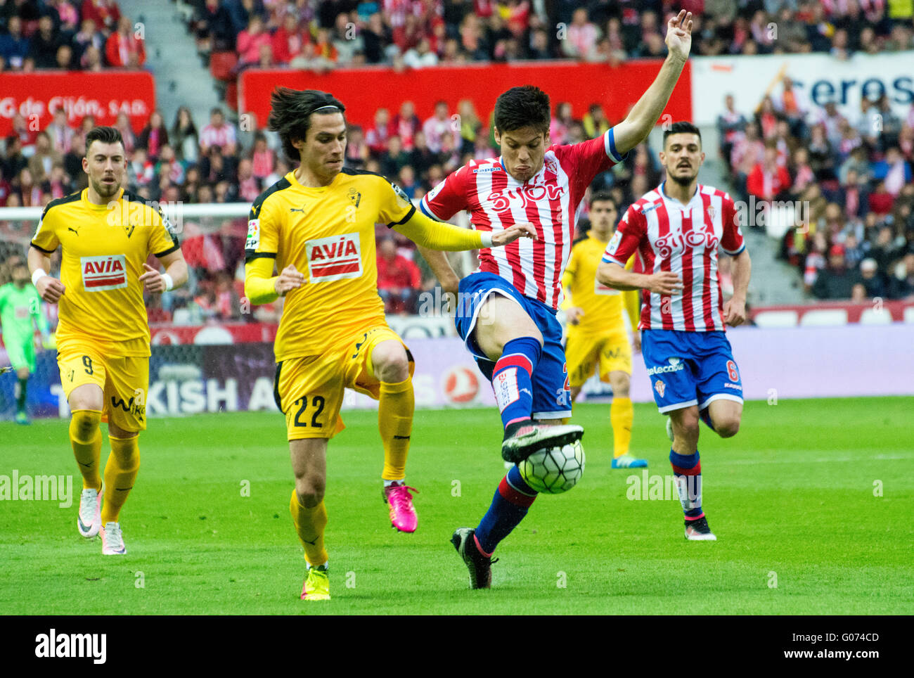 Gijón, Spanien. 29. April 2016. Jorge Mere (Verteidiger, Real Sporting de Gijon) fallenden Jota Peleteiro (Mittelfeldspieler, SD Eibar) während Fußballspiel des spanischen "La Liga" zwischen Real Sporting de Gijon und SD Eibar Molinón Stadion am 29. April 2016 in Gijon, Spanien. Bildnachweis: David Gato/Alamy Live-Nachrichten Stockfoto