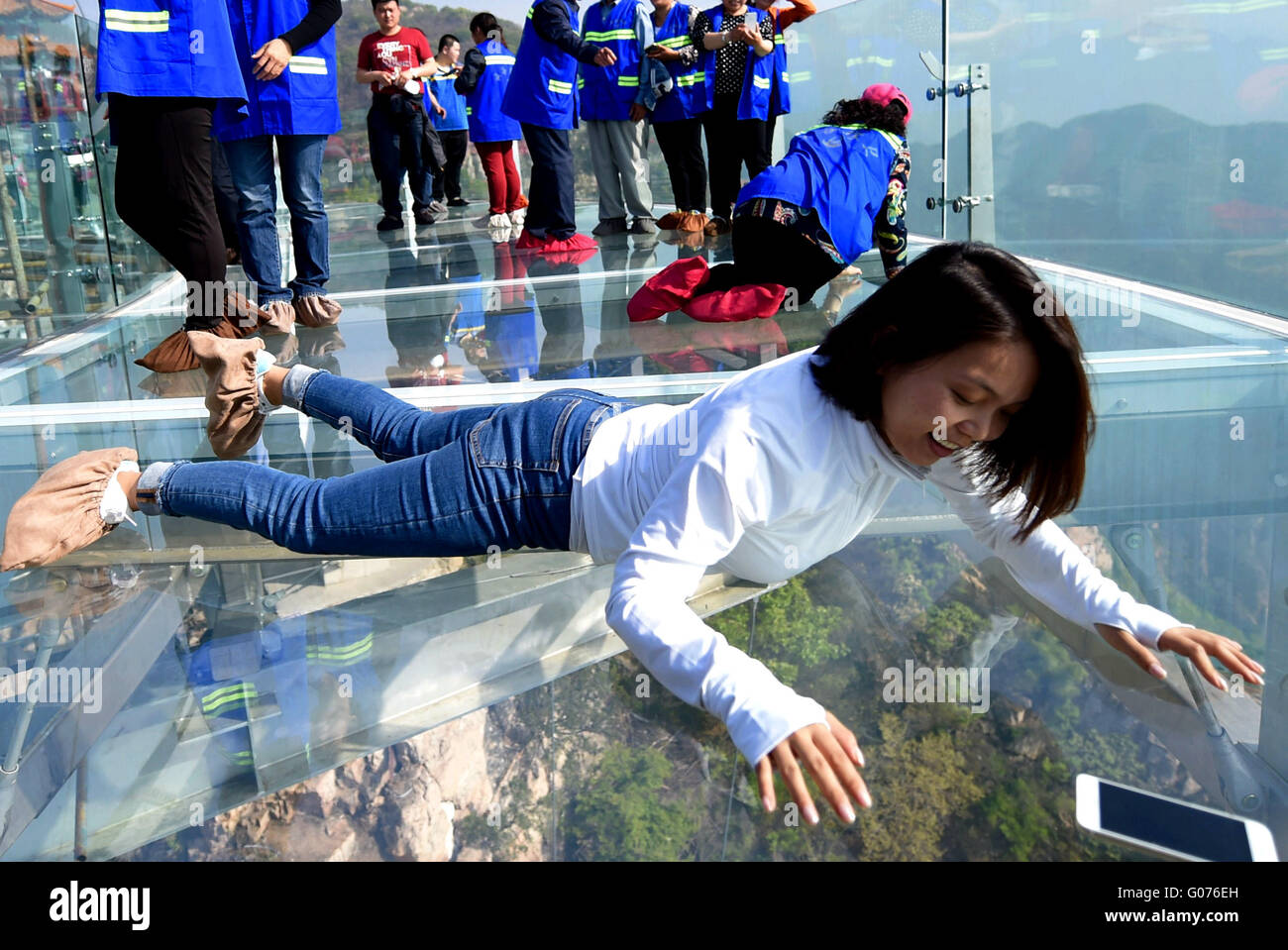 Peking, China. 30. April 2016. Menschen besuchen die Glas-Aussichtsplattform  in Shilinxia Aussichtspunkt im Pinggu District von Peking, Hauptstadt von  China, 30. April 2016. Über eine Länge von 32,8 Meter und nehmen eine