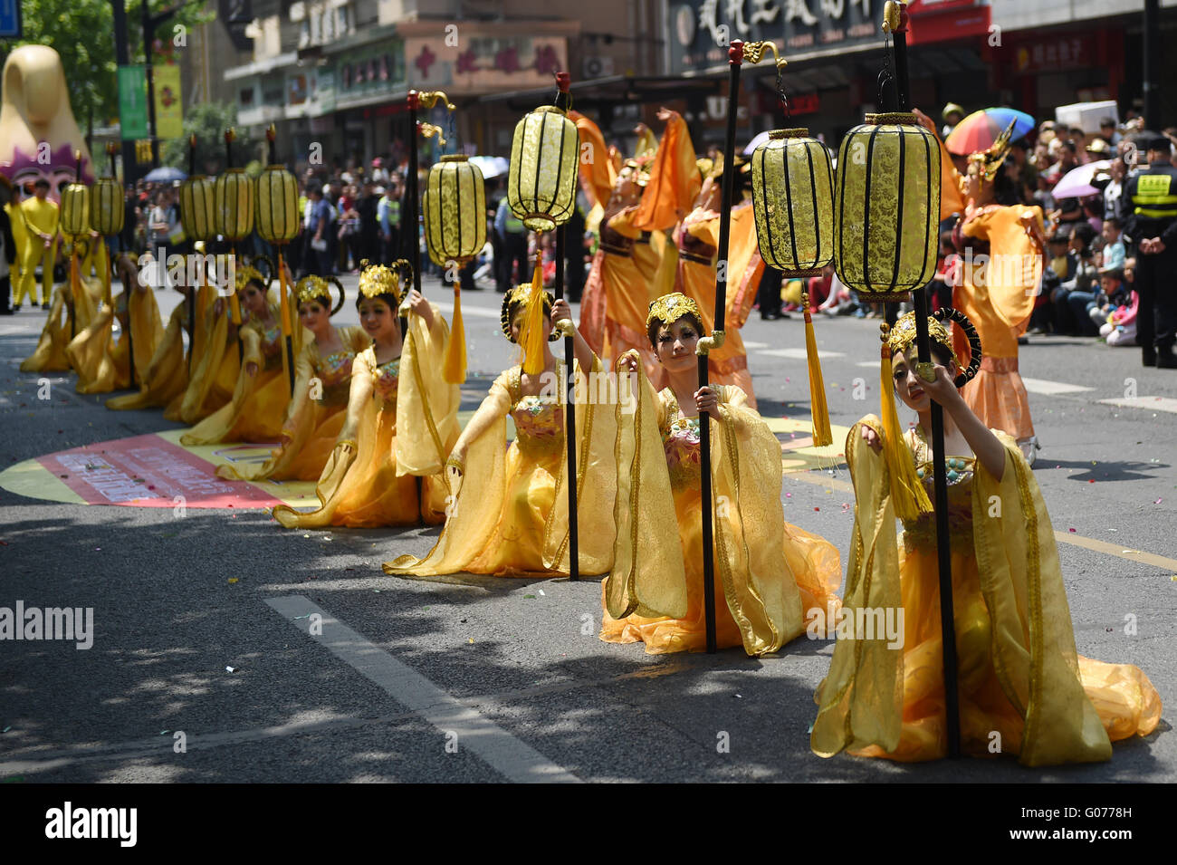 Hangzhou, China Zhejiang Provinz. 30. April 2016. Darsteller agieren während der Cartoon Float Parade in einer Straße von Zhongbei kreativen Block in Hangzhou, Hauptstadt der ostchinesischen Provinz Zhejiang, 30. April 2016. Die Float-Parade der 12. China International Cartoon und Animation Festival fand in Hangzhou am Samstag statt. Mehr als 800 Künstler nahmen an der Veranstaltung Teil, der Öffentlichkeit den Geschmack der Cartoon und Animation Kunst darzustellen. Bildnachweis: Huang Zongzhi/Xinhua/Alamy Live-Nachrichten Stockfoto