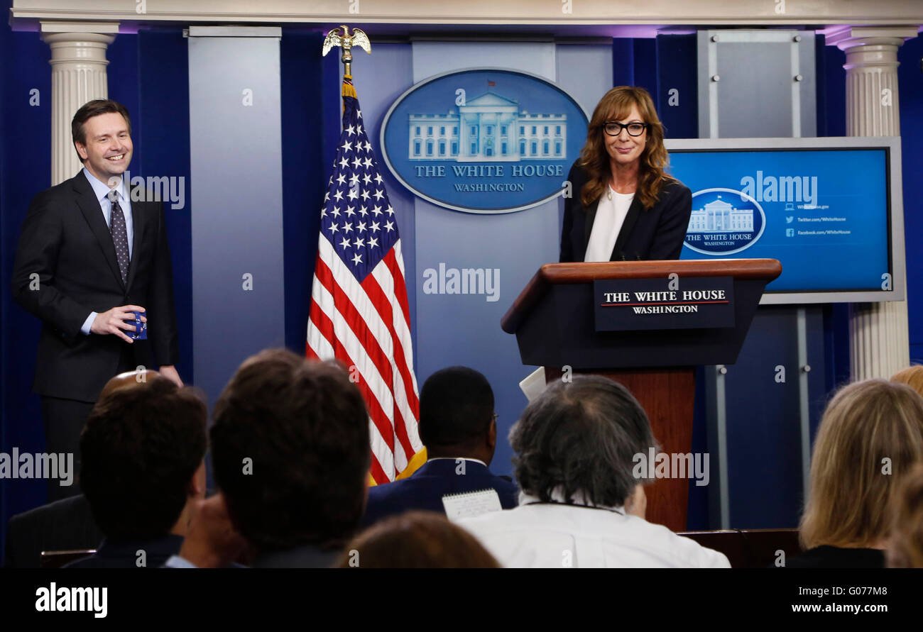 US-Schauspielerin Allison Janney, im Charakter als Pressesekretär des Westflügels C.J. Cregg und Pressesprecher des weißen Hauses Josh Earnest führen einen kurzen Sketch zu Beginn der täglichen Pressekonferenz in Brady Press Briefing Room des weißen Hauses in Washington, DC, USA, 29. April 2016. Nach dem Sketch geliefert Janney kurze Bemerkungen über die Krise der Opioidabhängigkeit. Foto: Aude Guerrucci/CNP/Dpa - Nr. Draht-Dienst- Stockfoto