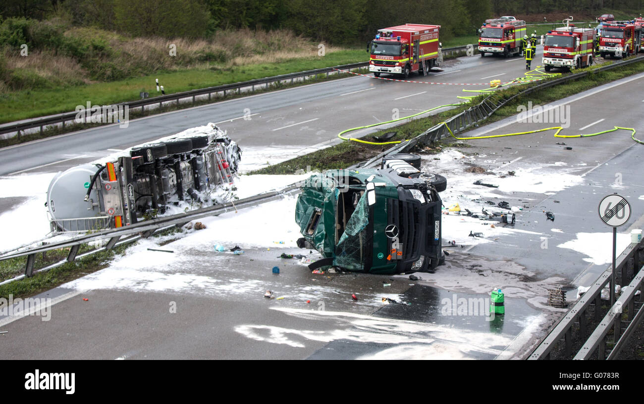Teerdestillation, Deutschland. 30. April 2016. Ein polnische Tanker liegt in zwei Teilen auf der Autobahn 2 nach einem Unfall in der Nähe von Teerdestillation, Deutschland, 30. April 2016. Nach dem Unfall mit Gefahrgut-Transporter hat die Autobahn völlig abgeriegelt wurde. Der Fahrer wurde leicht verletzt. Nach der Abteilung hatte der Lkw ca. 24 Tonnen Leichtentzündlich Propanol (Alkohol) in den Tank. Foto: MARCEL KUSH/DPA/Alamy Live-Nachrichten Stockfoto
