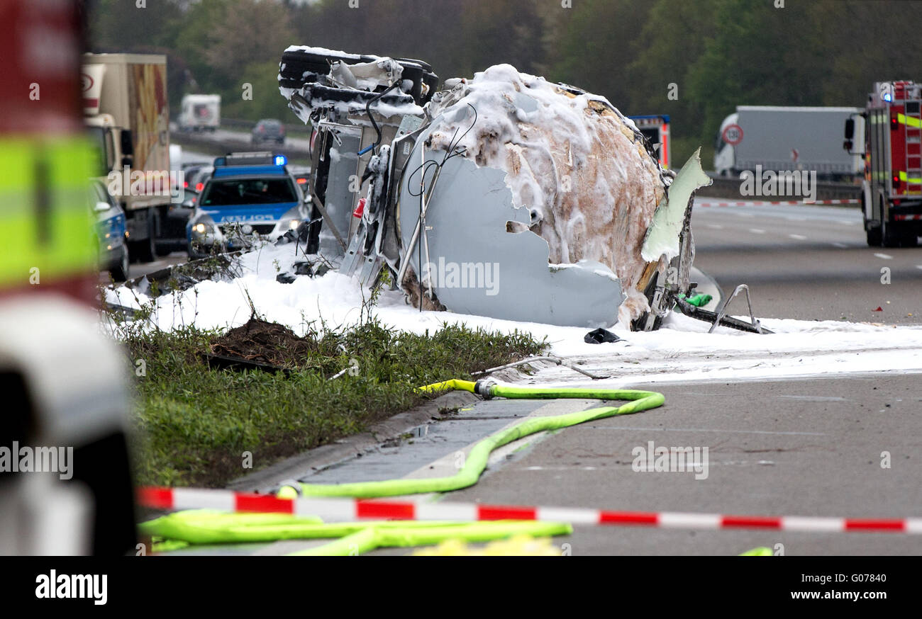 Teerdestillation, Deutschland. 30. April 2016. Ein polnische Tanker liegt in zwei Teilen auf der Autobahn 2 nach einem Unfall in der Nähe von Teerdestillation, Deutschland, 30. April 2016. Nach dem Unfall mit Gefahrgut-Transporter hat die Autobahn völlig abgeriegelt wurde. Der Fahrer wurde leicht verletzt. Nach der Abteilung hatte der Lkw ca. 24 Tonnen Leichtentzündlich Propanol (Alkohol) in den Tank. Foto: MARCEL KUSH/DPA/Alamy Live-Nachrichten Stockfoto