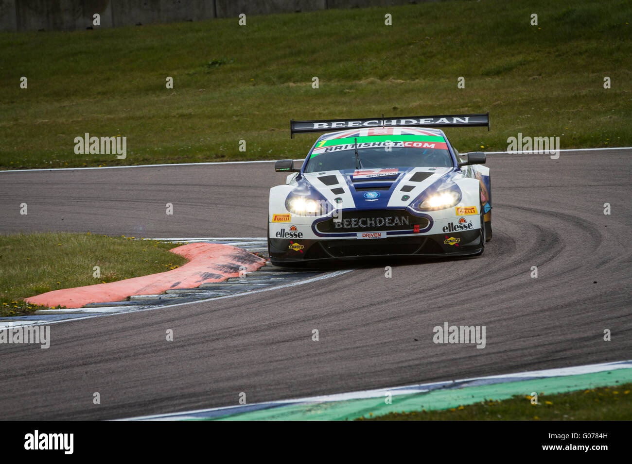 Rockingham Speedway, UK. 30. April 2016. BritishGT auf dem Rockingham Speedway. #1 Beechdean AMR Aston Martin Vantage GT3 angetrieben von Andrew Howard/Ross Gunn Credit: Steven Reh/Alamy Live News Stockfoto