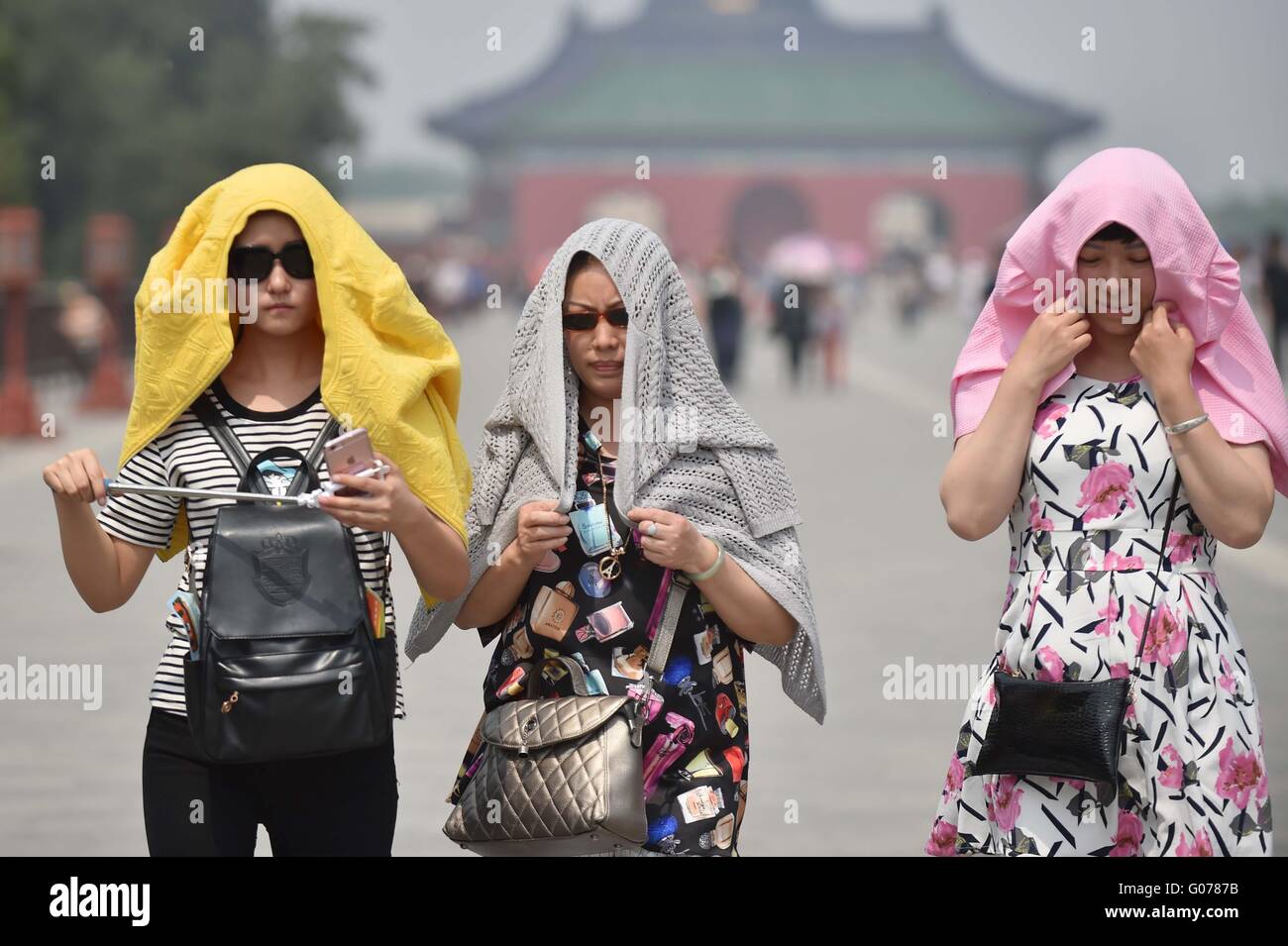 Peking, China. 30. April 2016. Touristen sind für Köpfe mit Kleidung im Himmelstempel in Peking, Hauptstadt von China, 30. April 2016 gesehen. Die höchste Temperatur erreicht 31 Grad Celsius in Peking Samstag. Bildnachweis: Li Wen/Xinhua/Alamy Live-Nachrichten Stockfoto