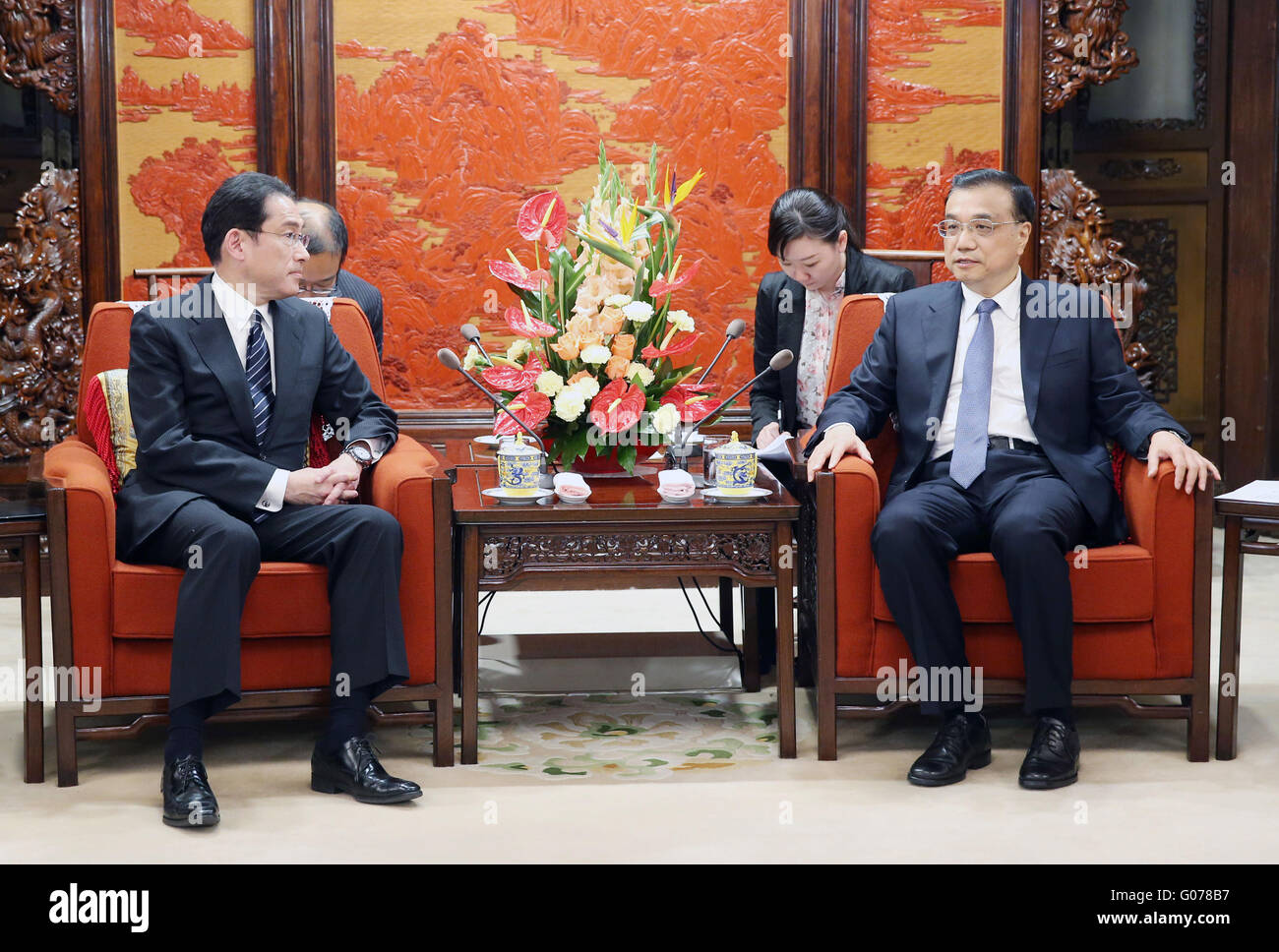 Peking, China. 30. April 2016. Chinese Premier Li Keqiang (R) trifft sich mit japanischen Außenminister Fumio Kishida in Peking, Hauptstadt von China, 30. April 2016. © Yao Dawei/Xinhua/Alamy Live-Nachrichten Stockfoto