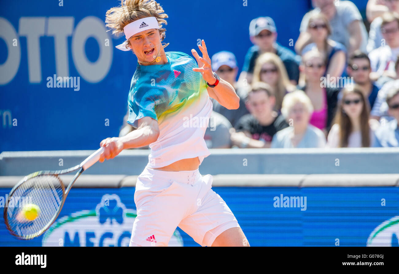 München, Deutschland. 30. April 2016. Deutsche Tennisspieler Alexander Zverev gegen österreichische Tennisspielerin Dominic Thiem im Halb Finale beim ATP Turnier in München, 30. April 2016 zu spielen. Foto: MARC Müller/DPA/Alamy Live-Nachrichten Stockfoto