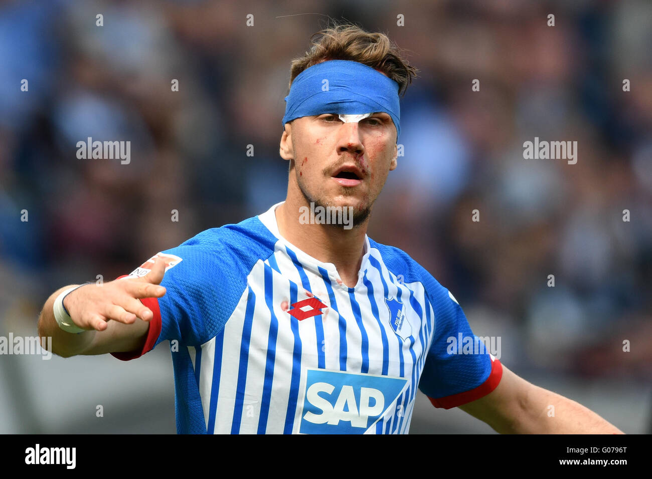 Hoffenheim Ermin Bicakcic spielen mit einem Dressing nach der Verletzung  seinen Kopf in die deutsche Bundesliga-Fußballspiel zwischen TSG 1899  Hoffenheim-FC Ingolstadt am Rhein-Neckar-Arena in Sinsheim, Deutschland,  30. April 2016: Foto: UWE ANSPACH/Dpa (