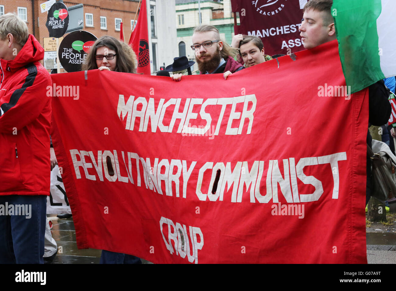 Manchester, UK. 30. April 2016. die revolutionäre kommunistische Gruppe marschieren mit ihren Banner in Manchester, UK, 30. April 2016 Credit: Barbara Koch/Alamy Live News Stockfoto