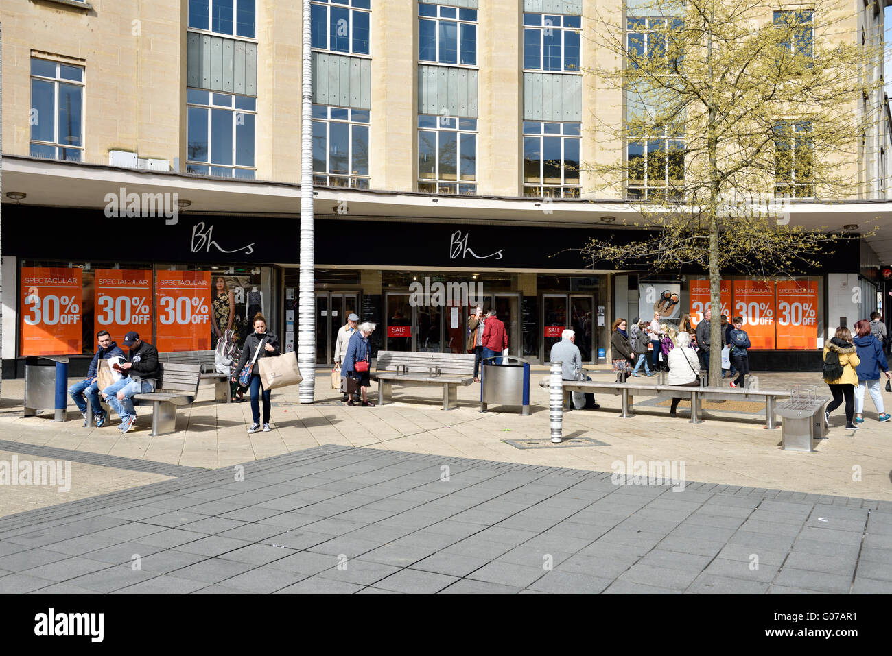 British Home Stores, BHS, Bristol Broadmead, UK, 30. April 2016. Mit finanziellen Schwierigkeiten hat führt zum Zusammenbruch und Verwaltung der nationalen Kette von Läden verkaufen in Stores. Der Haupteingang zum Bristol Zweig der Filialisten mit Verkauf Zeichen vorhanden. "Kredit: CHARLES STIRLING/Alamy Live-News" Stockfoto