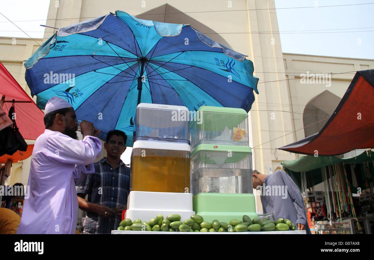 Dhaka, Bangladesch. 30. April 2016.  Ein Bangladeshi muslimischen trinken Saft während der heißen Sommertage Tag in der Hauptstadt Dhaka am 30. April 2016. © Rehman Asad/Alamy Live-Nachrichten Stockfoto
