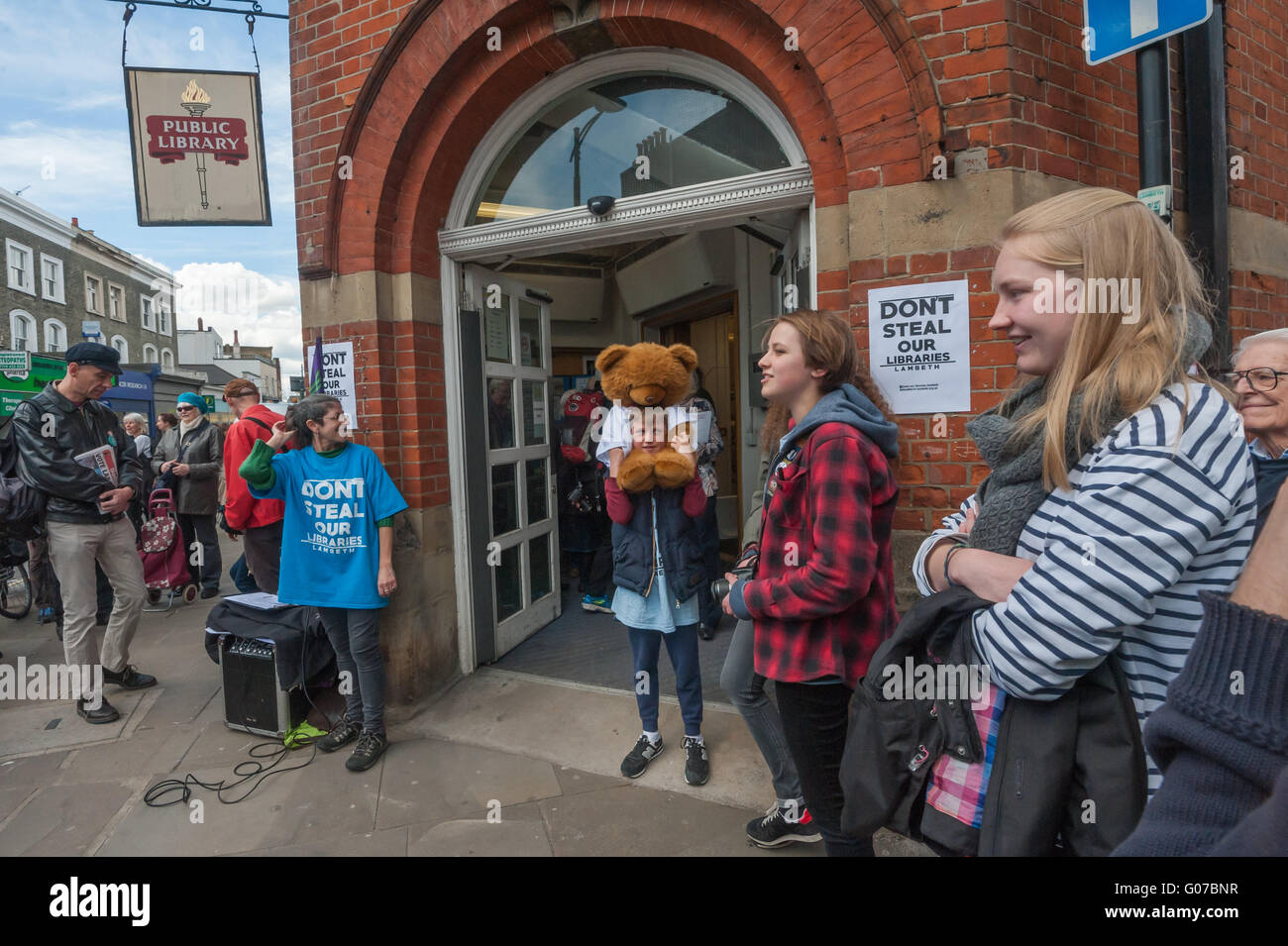 London, UK. 30. April 2016. Aktivisten in Upper Norwood Bibliothek gegen das Ende dieses wichtigen öffentlichen Dienstleistung Nachfrage Lambeth Rates Schrott seinen zerstörerischen Plan zehn Bibliotheken zu schließen. Die Bibliothek, an der Grenze von Croydon/Lambeth und gemeinsam finanziert, ist die Upper Norwood Library Trust als eine Community-Hub ausgeführt übergeben wird. Druck von Demonstranten führte der Rat zustimmen, ein Mitglied des Personals für eine Übergangszeit, aber die Bibliothek hat derzeit fünf Mitarbeiter. Peter Marshall/Alamy Live-Nachrichten Stockfoto