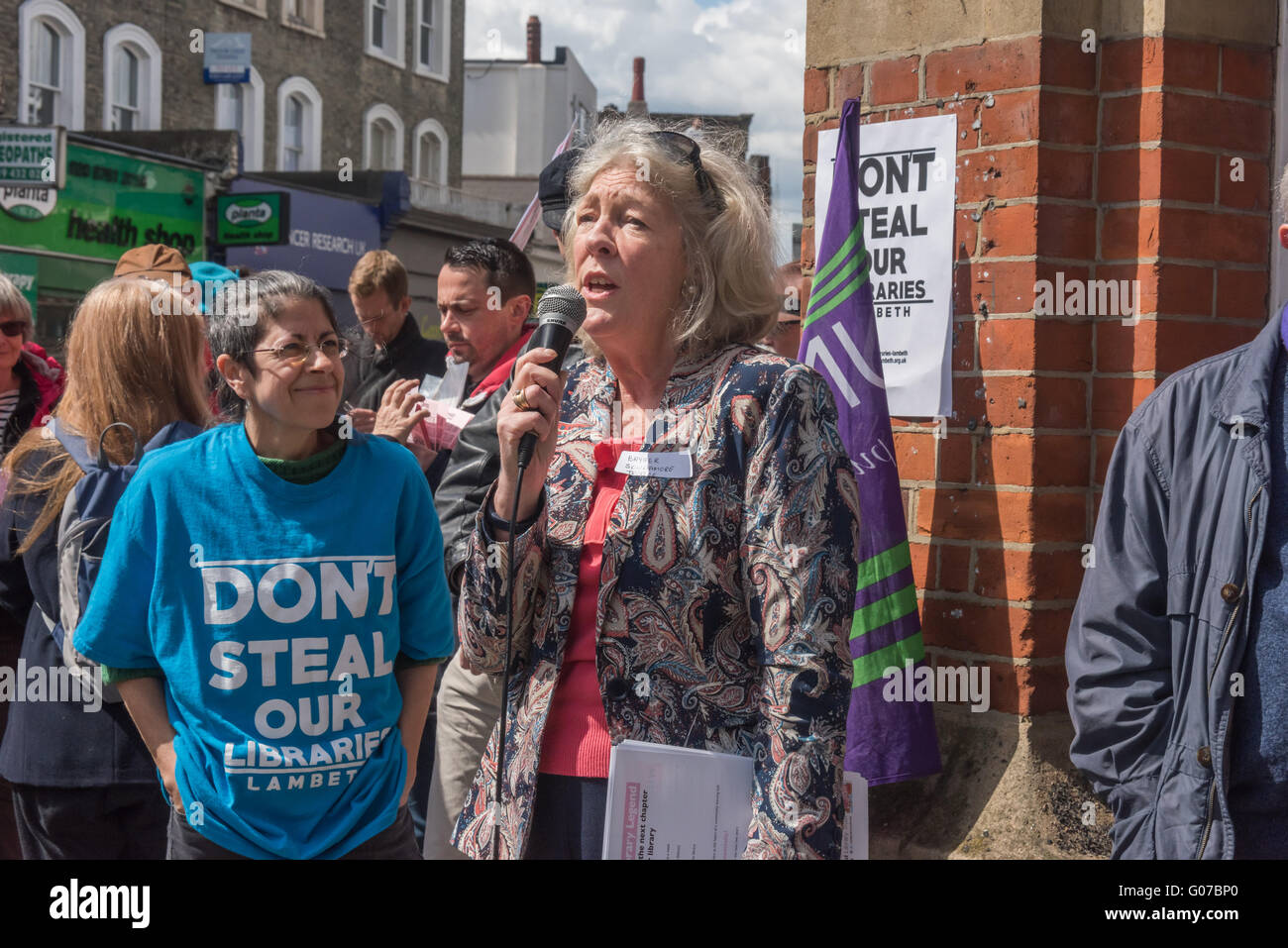 London, UK. 30. April 2016. Aktivisten in Upper Norwood Bibliothek gegen das Ende dieses wichtigen öffentlichen Dienstleistung Nachfrage Lambeth Rates Schrott seinen zerstörerischen Plan zehn Bibliotheken zu schließen. Einer der Treuhänder des Upper Norwood Bibliothek Trust, Bryher Scudamore, spricht bei der Protest unter Betonung der Notwendigkeit, alle arbeiten zusammen, um die Bibliothek zu speichern. Peter Marshall/Alamy Live-Nachrichten Stockfoto