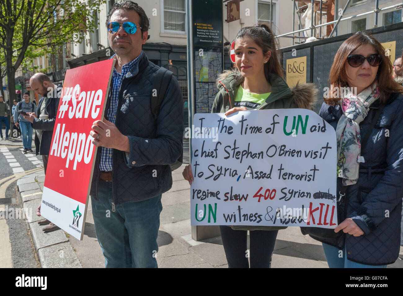 London, UK. 30. April 2016. Demonstranten in der Nähe der russischen Botschaft forderten ein Ende der russischen und syrische Luftangriffe auf Aleppo nach ein Überfall auf das Al-Qudus Krankenhaus letzte Mittwoch Nacht Zehntausende Zivilisten, einschließlich Kinder und drei Ärzte getötet. Menschen stehen mit Plakaten.  Peter Marshall/Alamy Live-Nachrichten Stockfoto