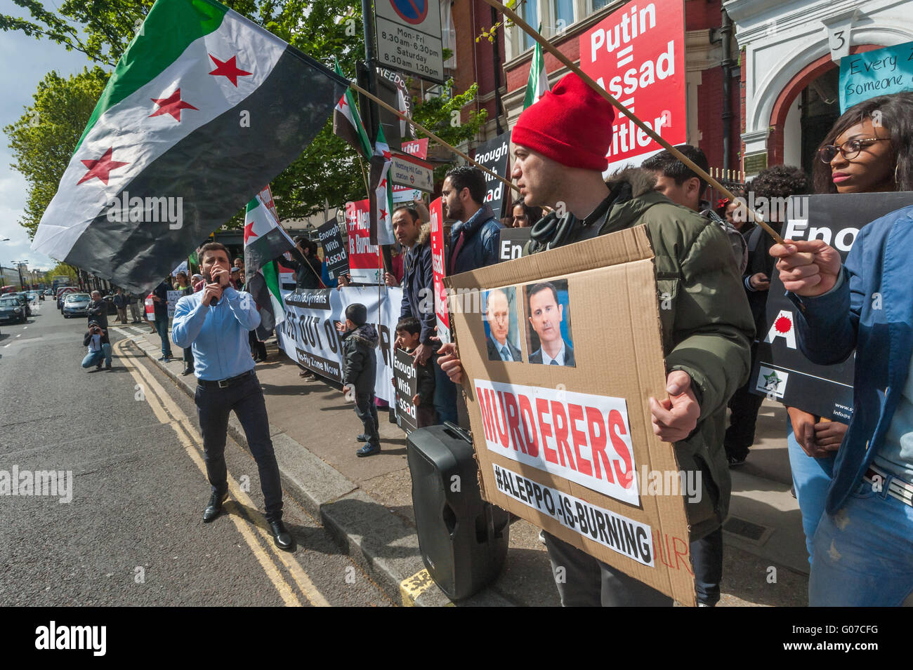 London, UK. 30. April 2016. Demonstranten in der Nähe der russischen Botschaft forderten ein Ende der russischen und syrische Luftangriffe auf Aleppo nach ein Überfall auf das Al-Qudus Krankenhaus letzte Mittwoch Nacht Zehntausende Zivilisten, einschließlich Kinder und drei Ärzte getötet.  Peter Marshall/Alamy Live-Nachrichten Stockfoto