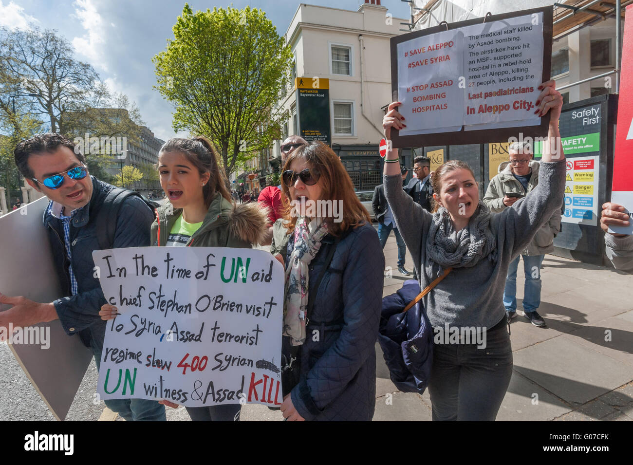 London, UK. 30. April 2016. Demonstranten in der Nähe der russischen Botschaft forderten ein Ende der russischen und syrische Luftangriffe auf Aleppo nach ein Überfall auf das Al-Qudus Krankenhaus letzte Mittwoch Nacht Zehntausende Zivilisten, einschließlich Kinder und drei Ärzte getötet. Menschen halten Plakate mit Details der Morde vom Assad-Regime.  Peter Marshall/Alamy Live-Nachrichten Stockfoto