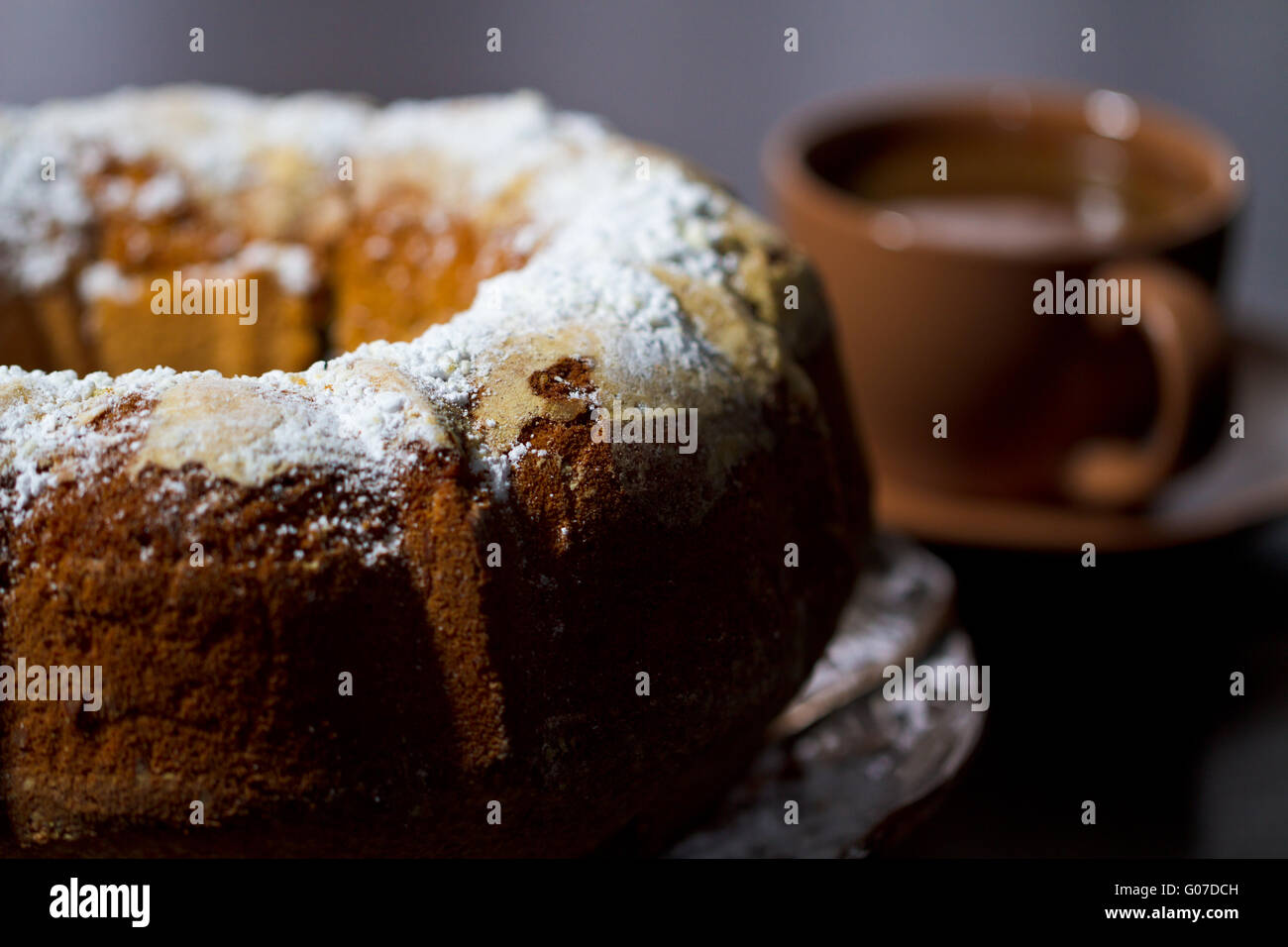 Runde Kuchen mit Kaffee und Zucker oben. Traditionelle Küche. Stockfoto