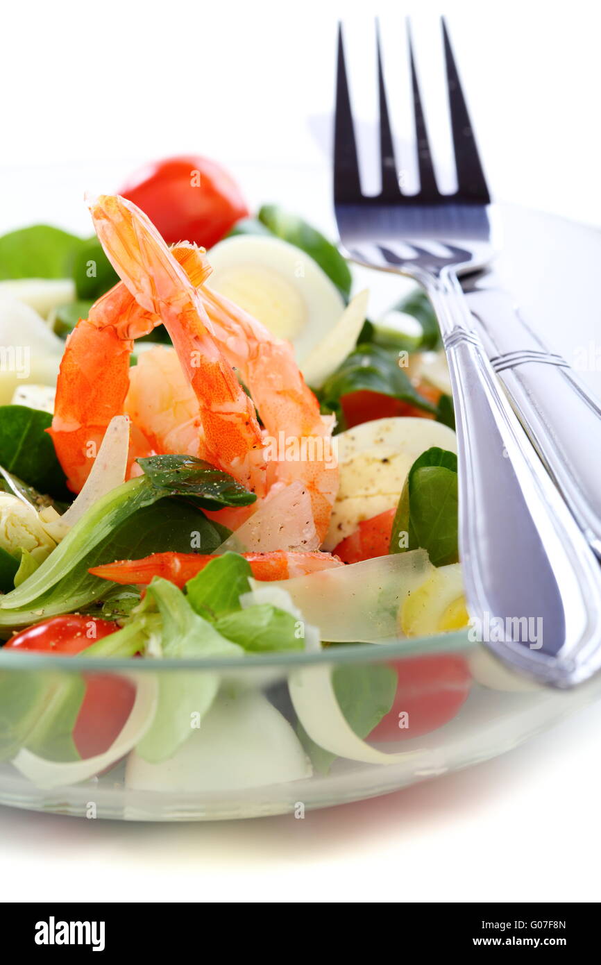 Meeresfrüchte-Salat mit grünem Blatt, Cherry Tomaten und Käse Closeup. Stockfoto