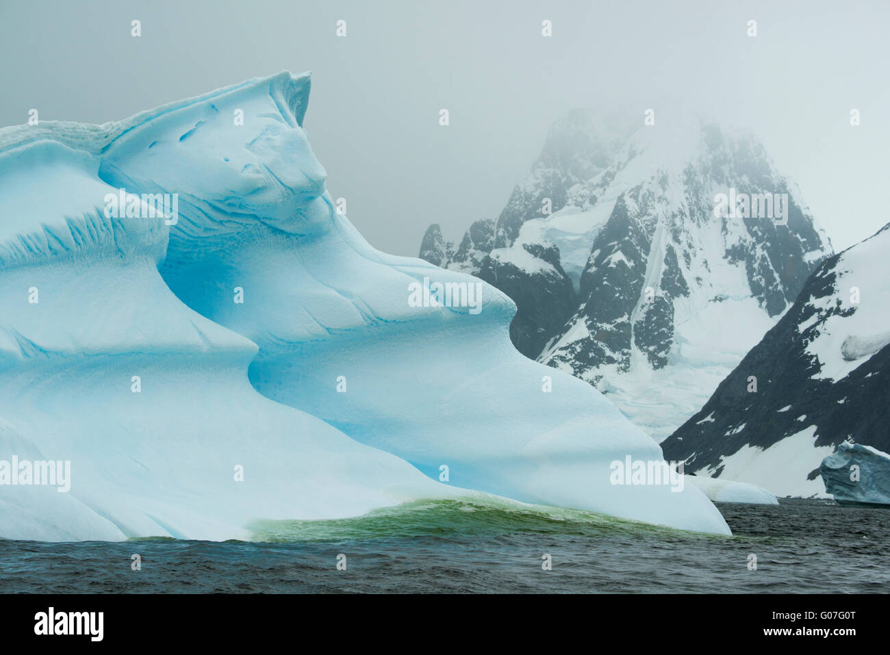 Eisberg und Berge, Petermann Insel, antarktische Halbinsel, Antarktis Stockfoto