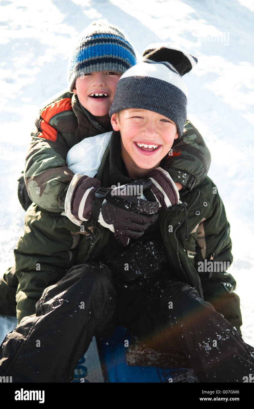 Jungen auf dem Schnee Stockfoto