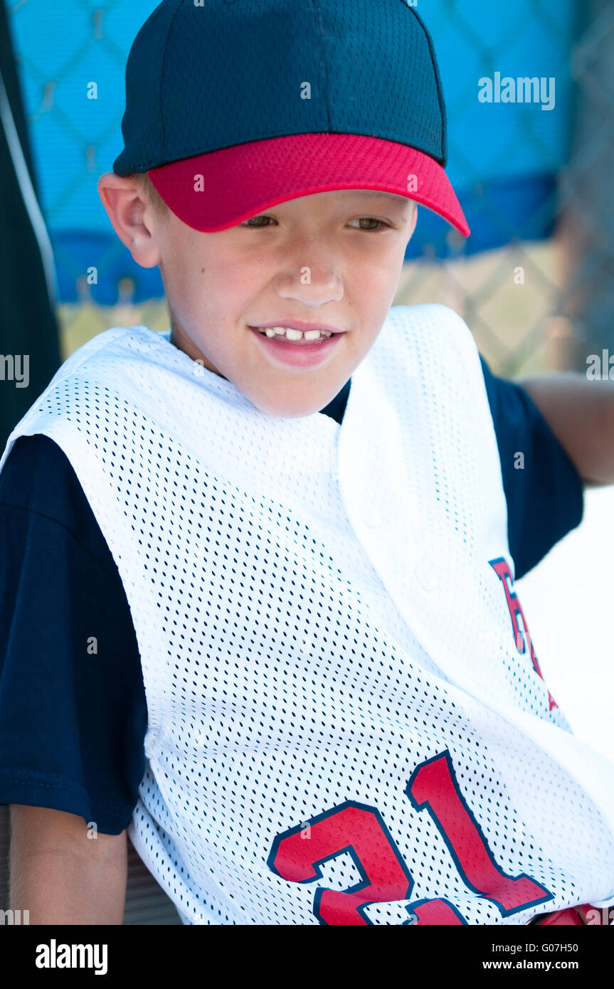 LIttle League Baseball-Spieler im Einbaum Stockfoto