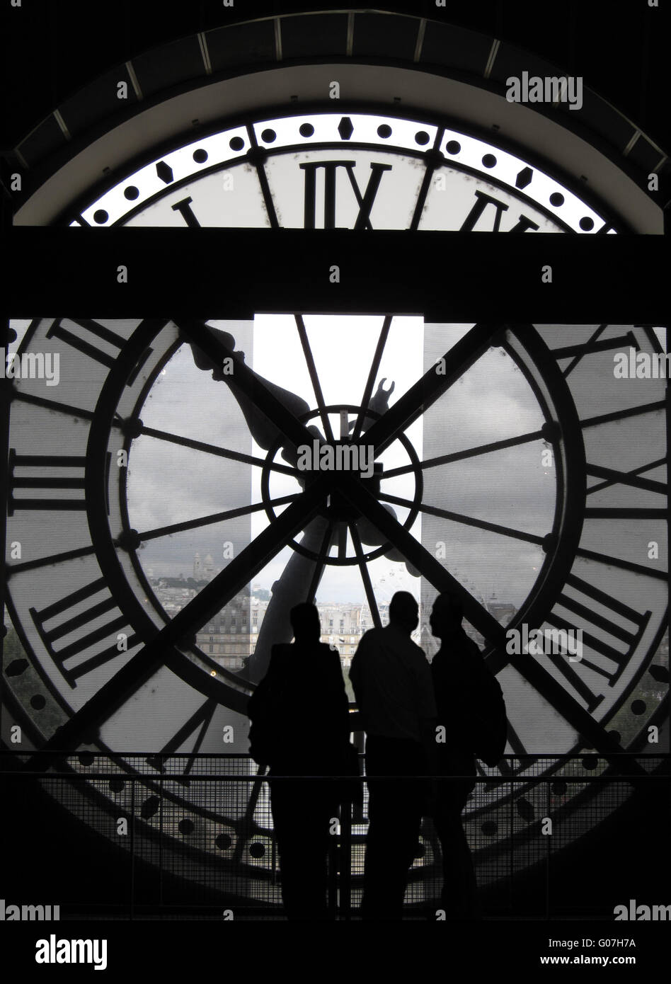 2 Silhoettes gegen die Uhr an das Musée d ' Orsay Stockfoto