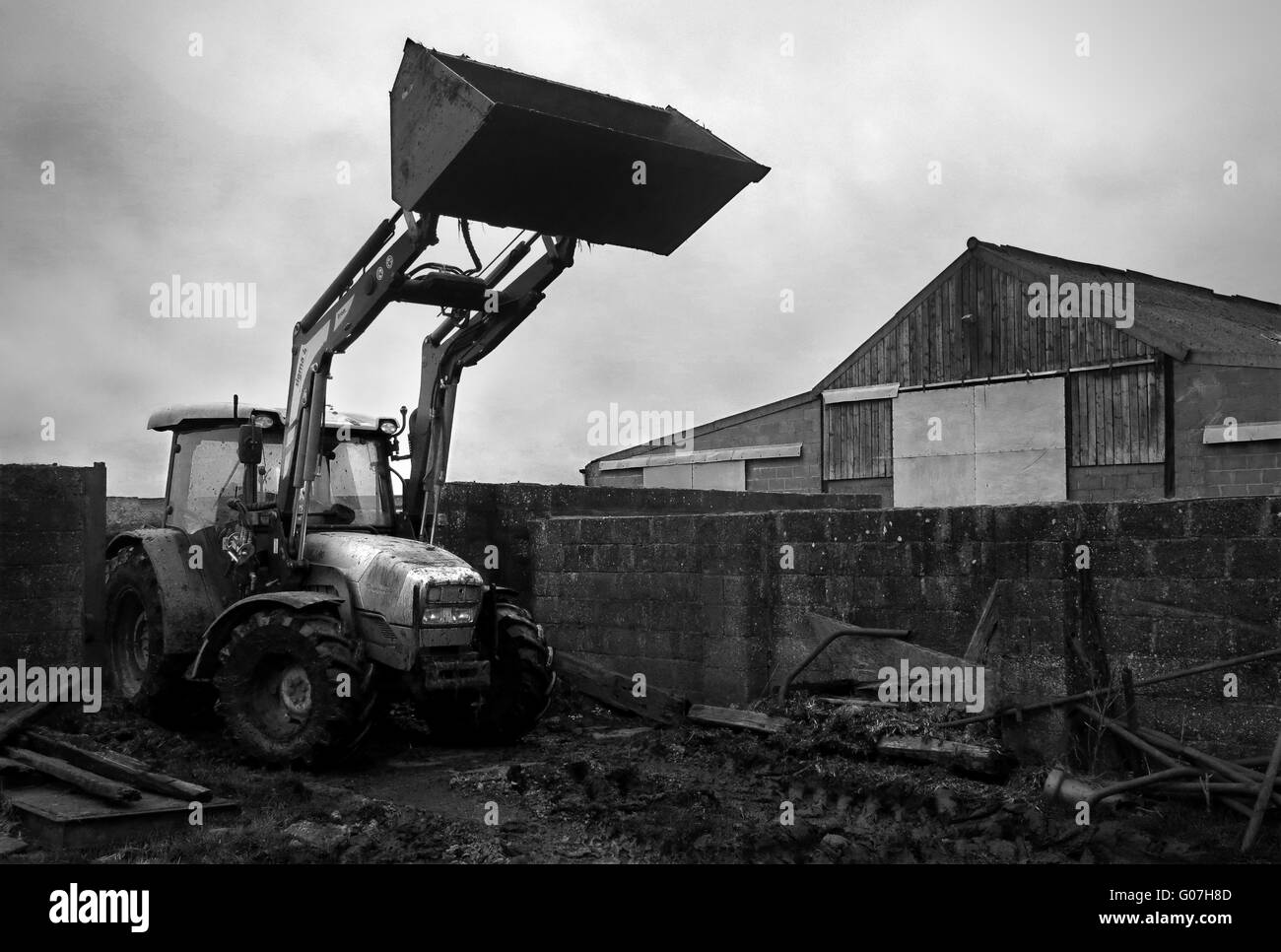 Ein Traktor mit Frontlader angehoben untätig auf einer hochgelegenen Schaffarm in der Grafschaft Durham Stockfoto