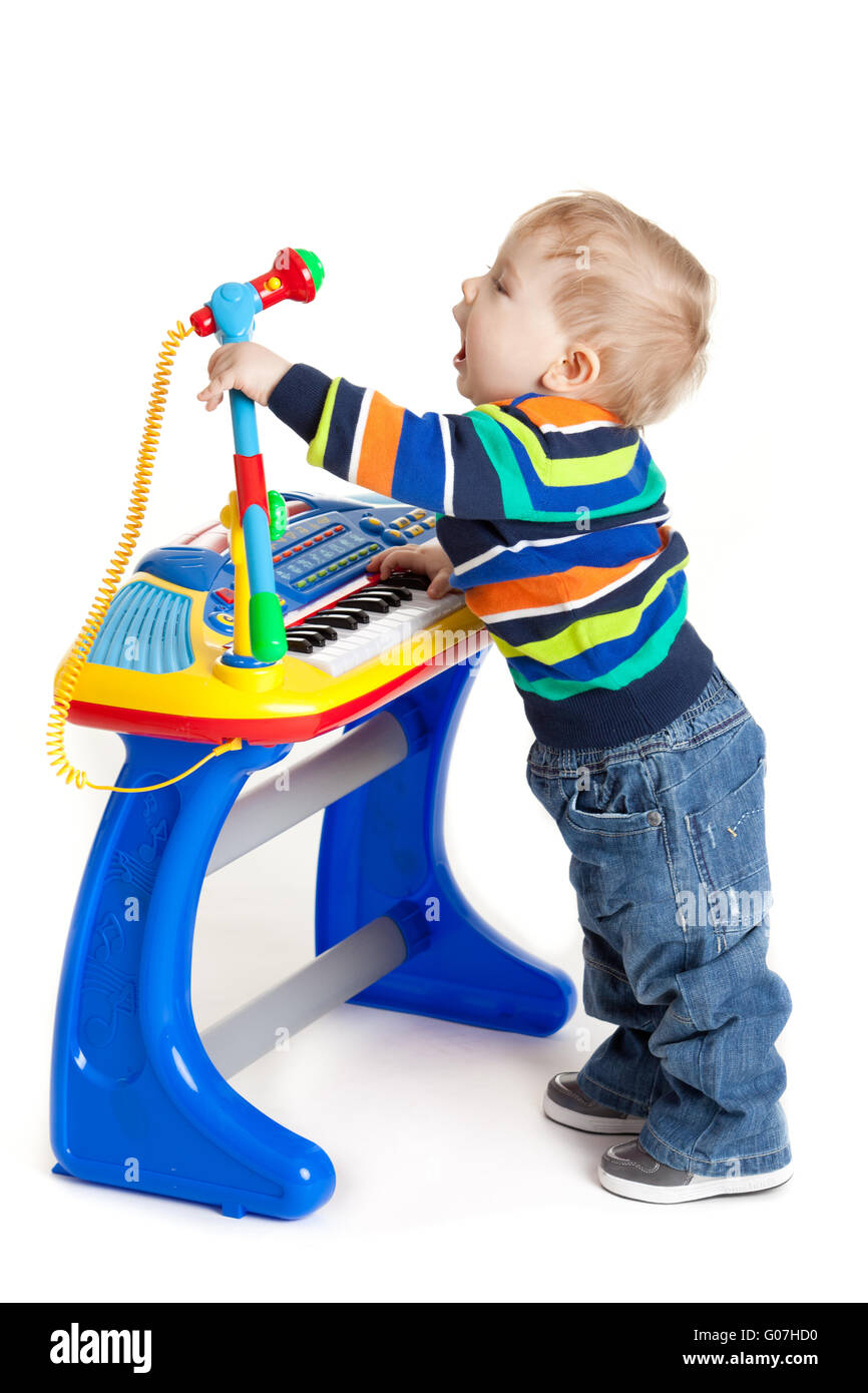 Little Boy und die Tastatur auf weißem Hintergrund. Stockfoto
