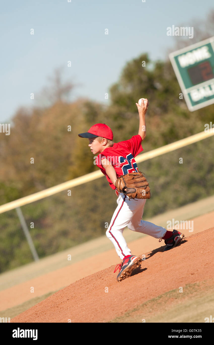 Junge Baseballspieler auf dem Hügel Stockfoto