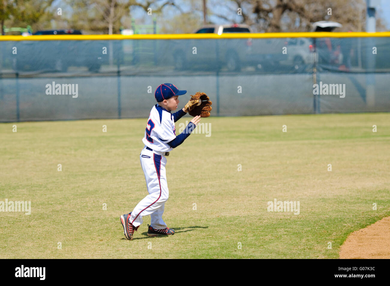 Jugend Shortstop rund um den Ball zu werfen Stockfoto