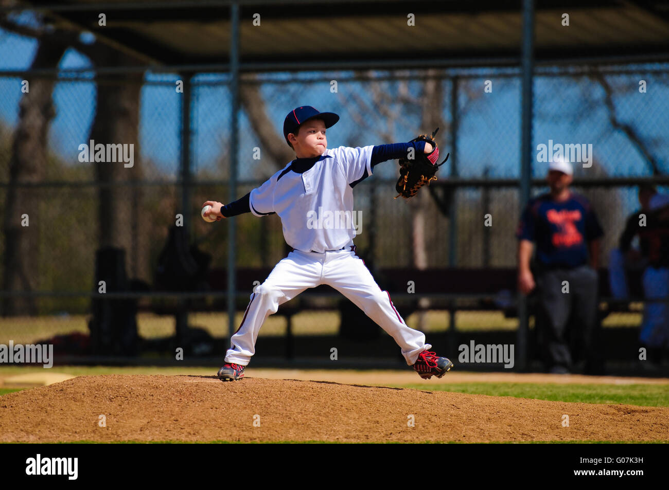 Jugend Baseball Pitcher im Wind-up Stockfoto