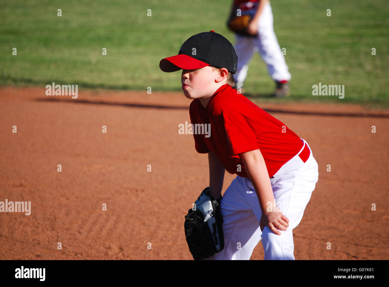 Jugend-Baseball-Spieler die Hände auf die Knie Stockfoto