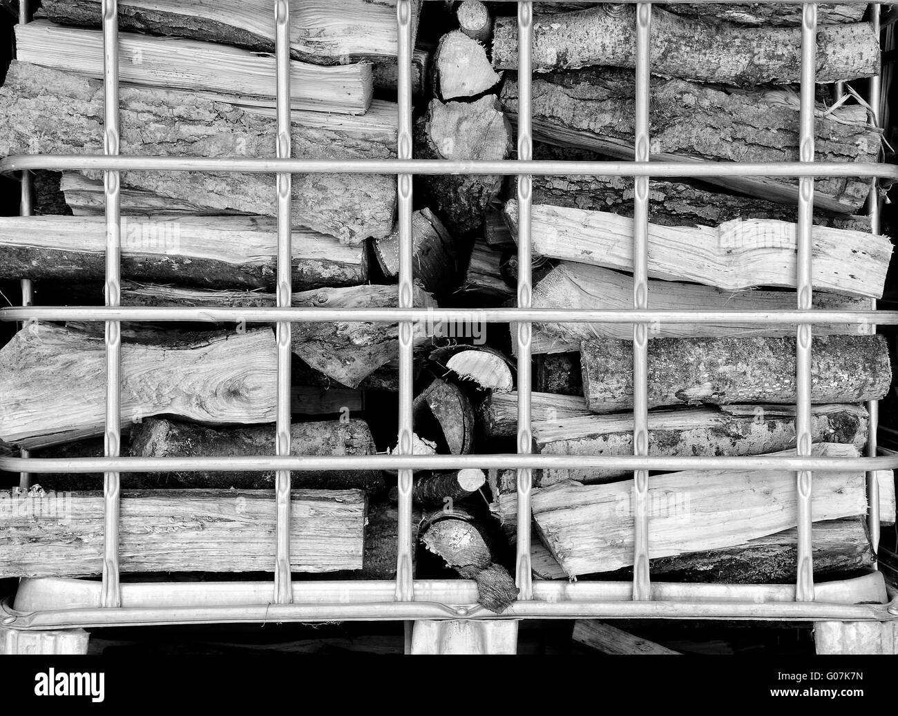 Brennholz platziert in der Gitter-Boxen schwarz und weiß Stockfoto