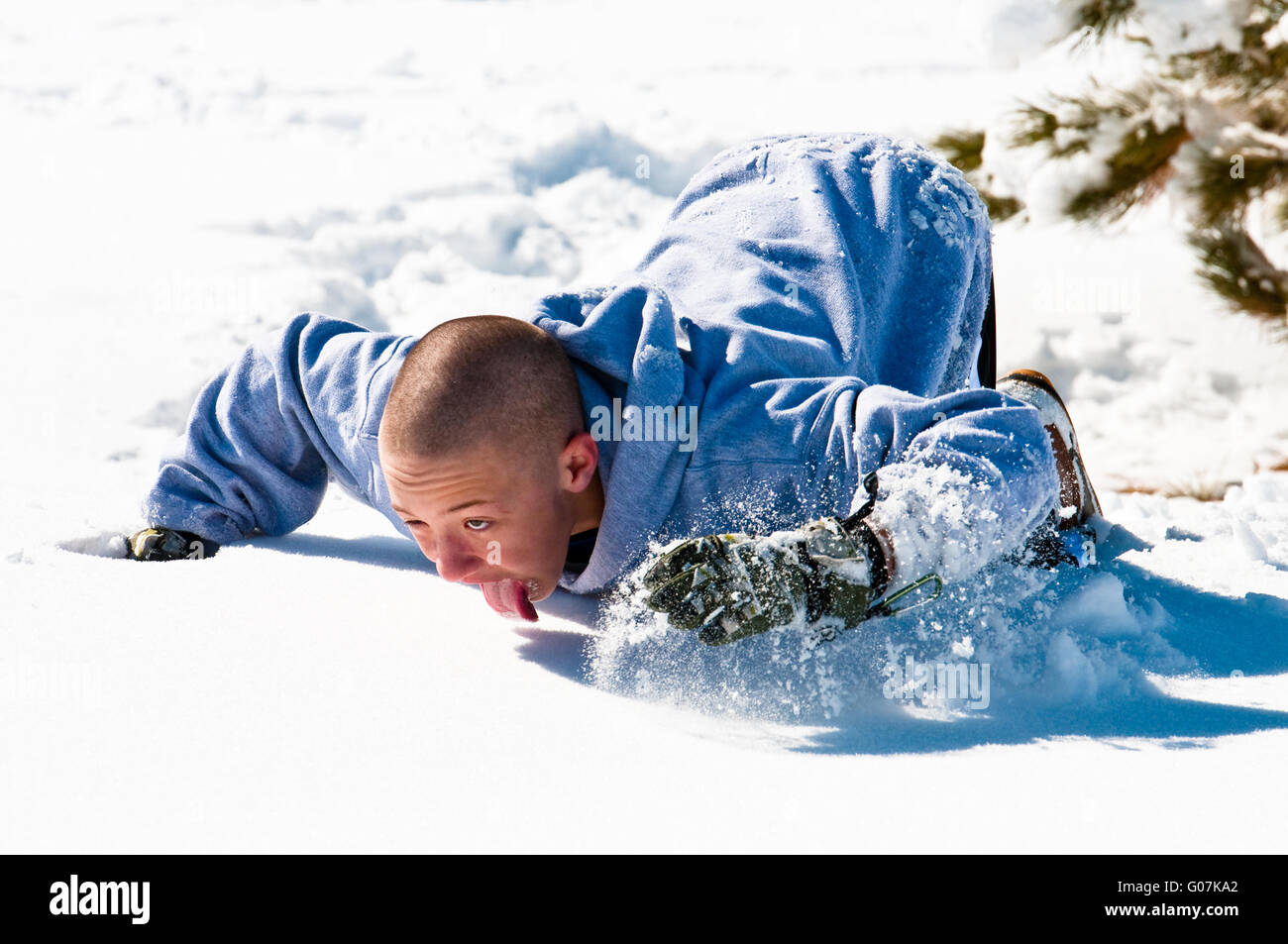 Glatze junge leckt den Schnee Stockfoto