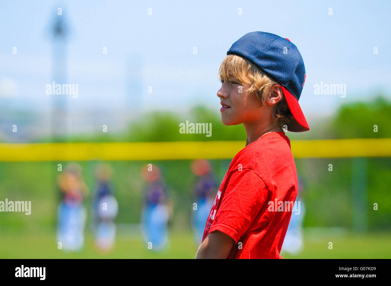 Junge stand auf Baseball-Feld Stockfoto