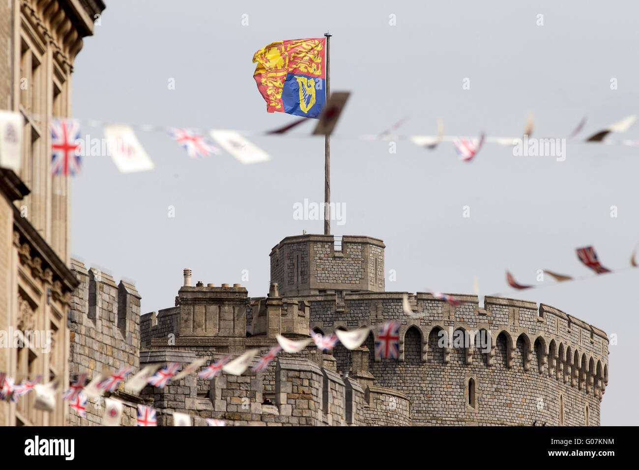 Flag-Klappen in den Wind auf Windsor Castle, Heimat von Königin Elizabeth II. April 2016. Stockfoto
