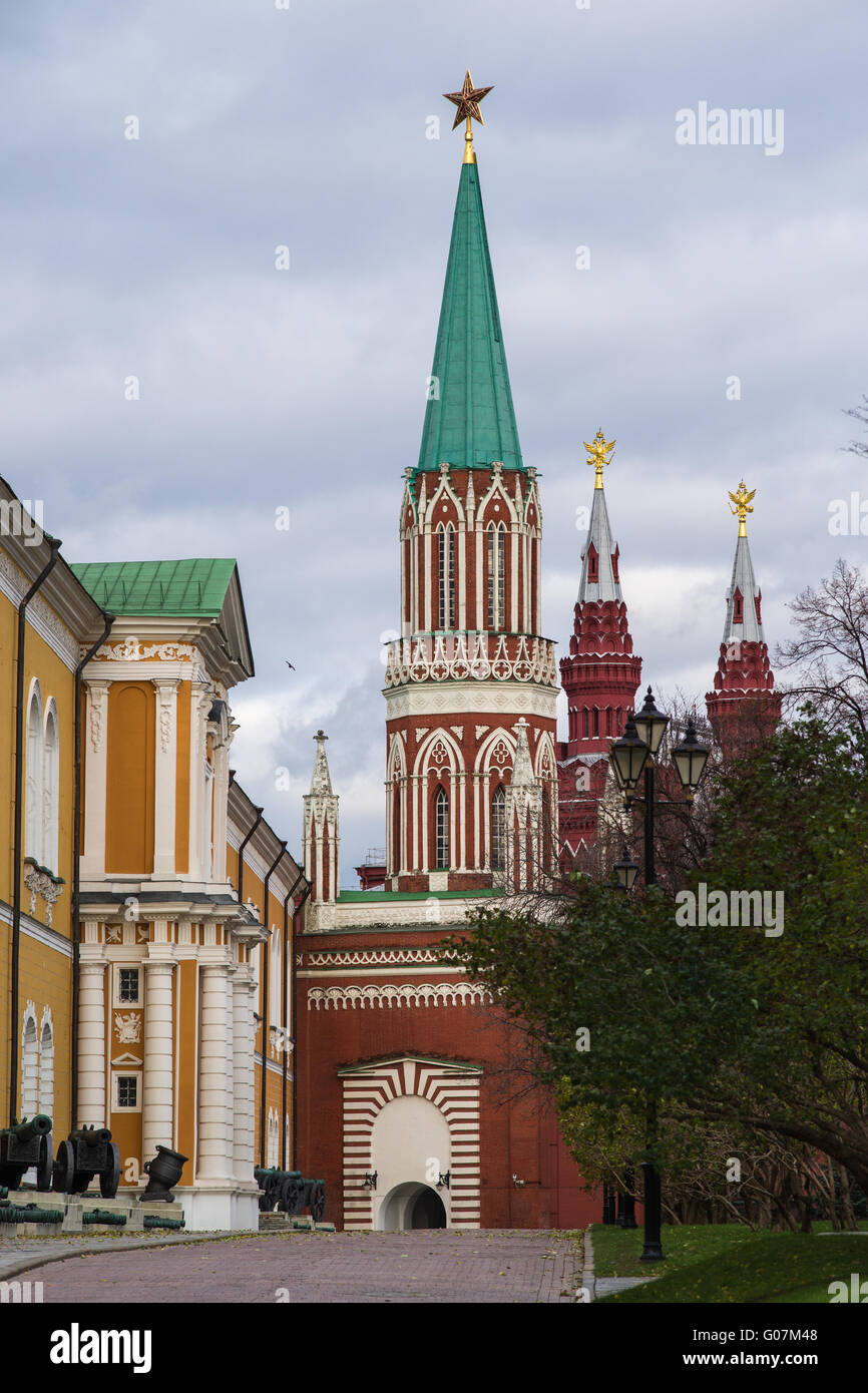 Arsenal-Gebäude und Nikolskaya Turm des Moskauer Kreml Stockfoto